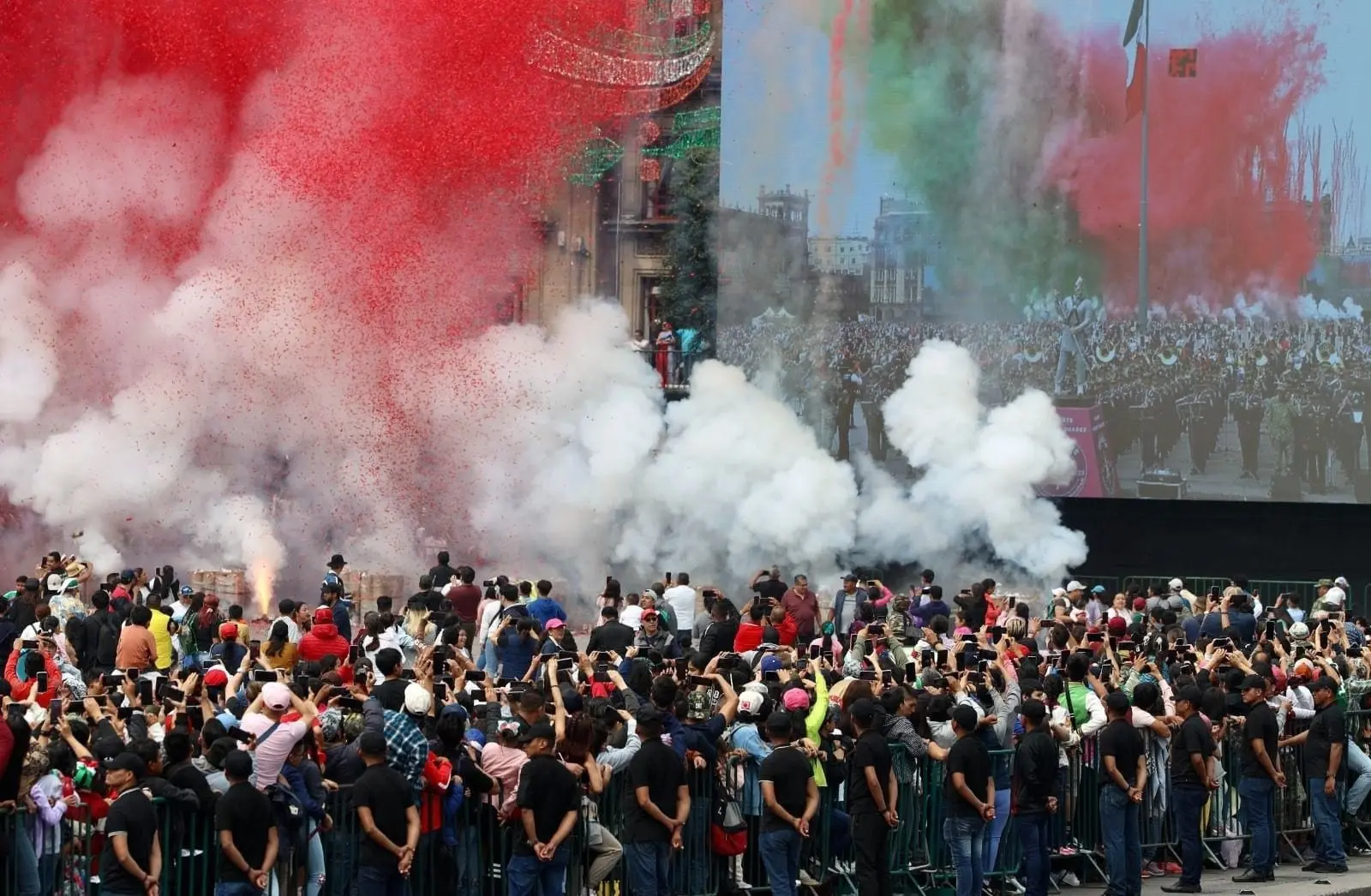Cientos de mexicanos se dieron cita en el primer cuadro de la capital para presenciar el tradicional desfile cívico militar. 