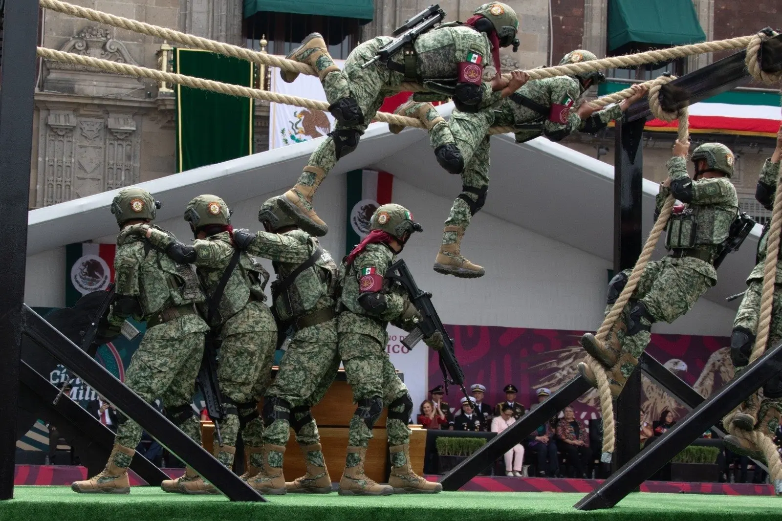 Militares realizaron una secuencia de evoluciones que demuestran su formación y disciplina. 