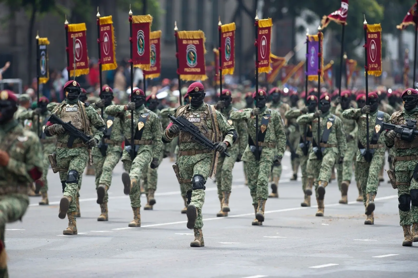 Elementos de los escuadrones de Fuerza Especial durante el desfile militar. 