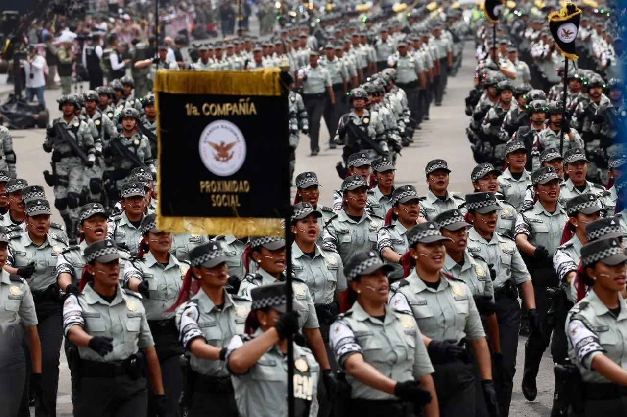 La Guardia Nacional marcha a pie, con vehículos militares y motos este 16 de septiembre en el Zócalo de la CDMX. 