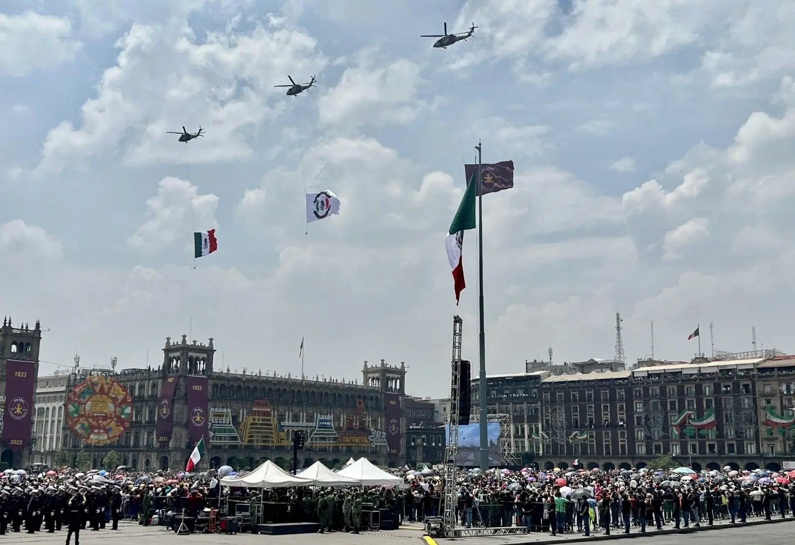 Aeronaves militares cruzaron este día los cielos de la capital mexicana.
