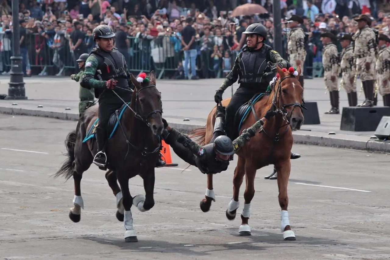 Como es tradición, jinetes mexicanos también desfilaron sobre sus caballos ante el Palacio Nacional.