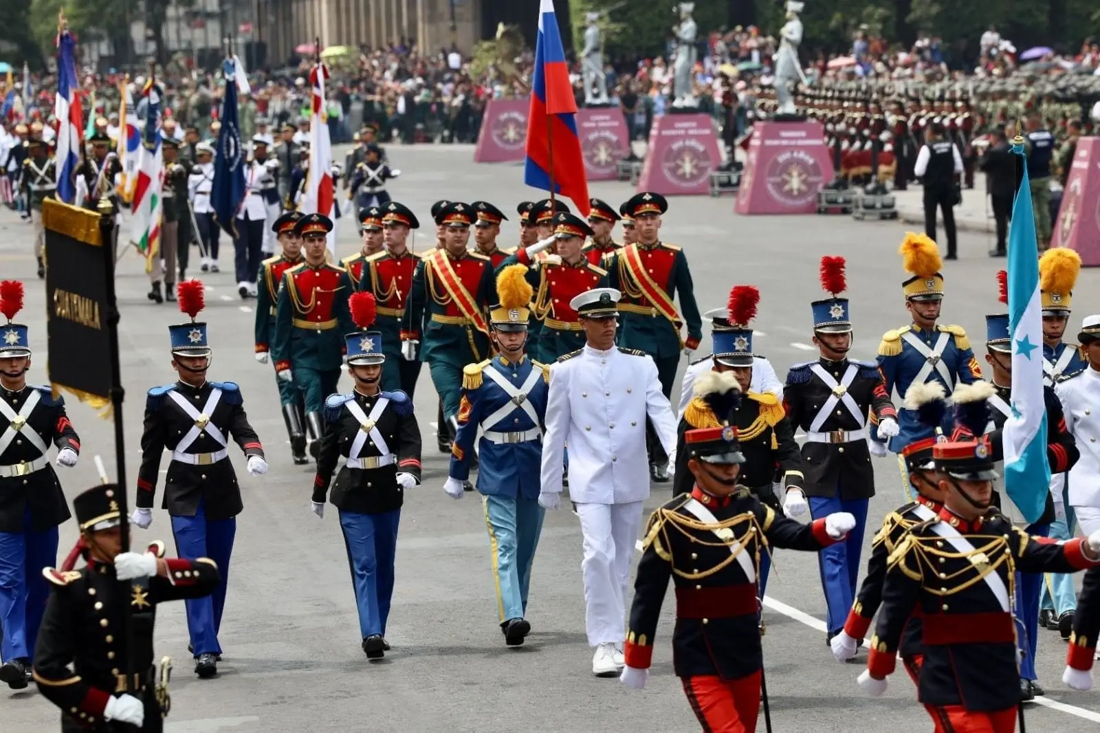 Delegaciones militares extranjeras marcharon este sábado en el Desfile Cívico Militar en la Ciudad de México.
