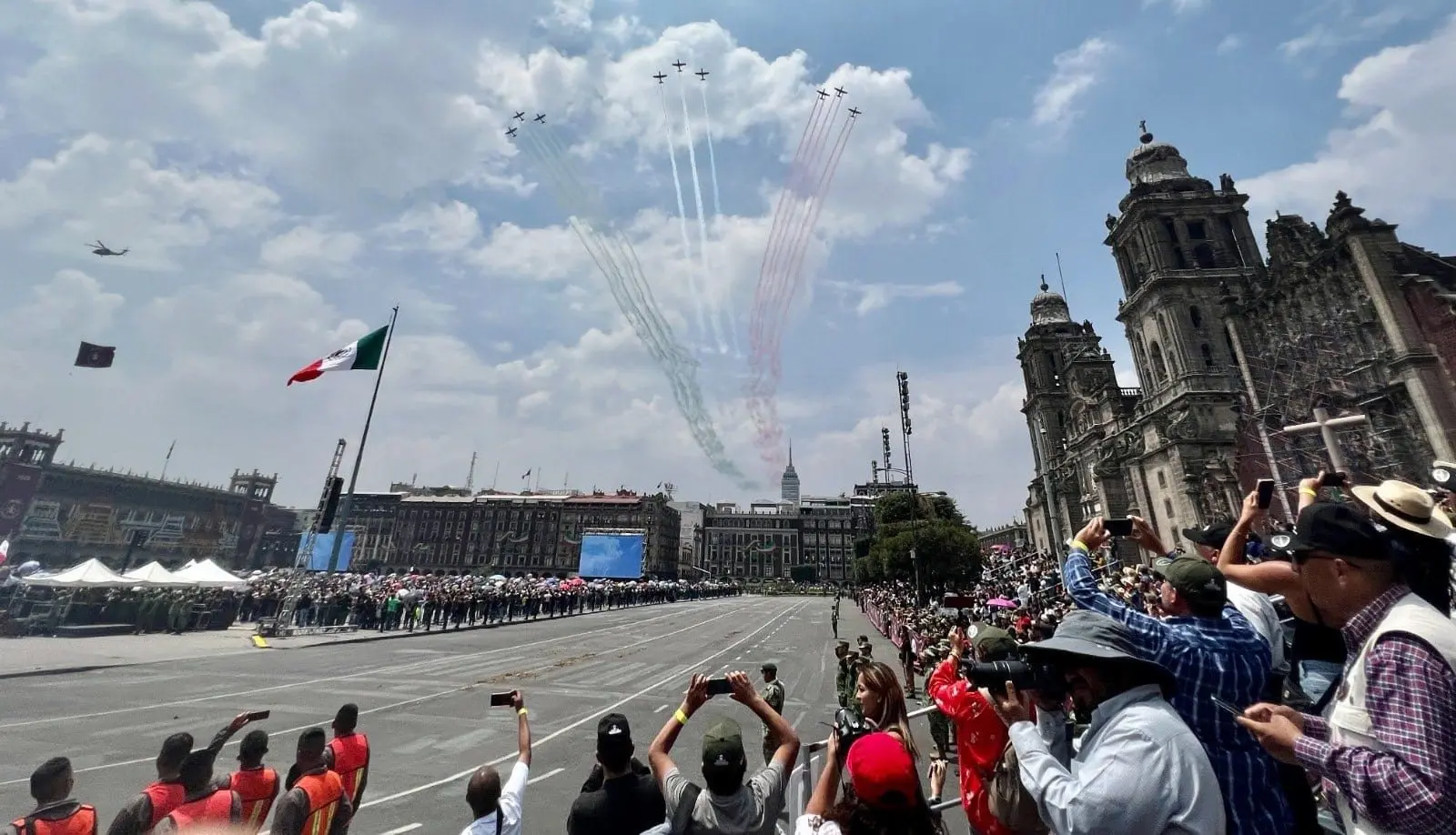 Cerca de las 13:00 horas de este sábado concluyó el desfile militar con el Himno Nacional. Autoridades reportaron saldo blanco.