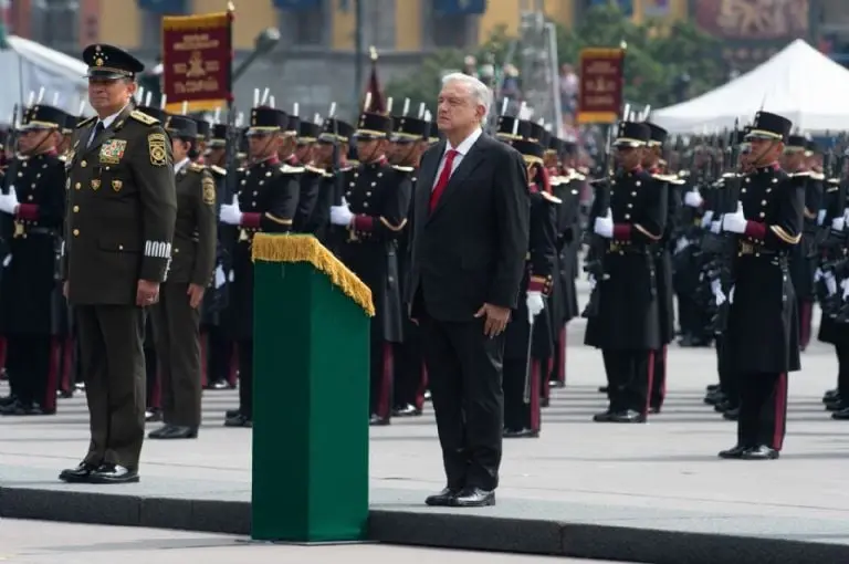 AMLO en el izamiento de la bandera monumental Créditos: Presidencia