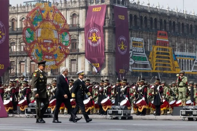AMLO encabeza el desfile militar por el 213 aniversario de Independencia Créditos: Presidencia