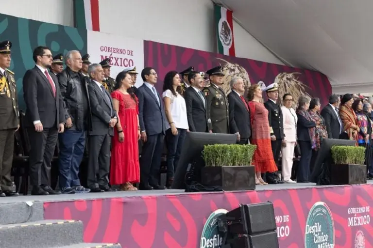 El desfile militar contó con la presidencia de los miembros de su gabinete y sin la presencia de los titulares del Poder Judicial y Legislativo Créditos: Presidencia