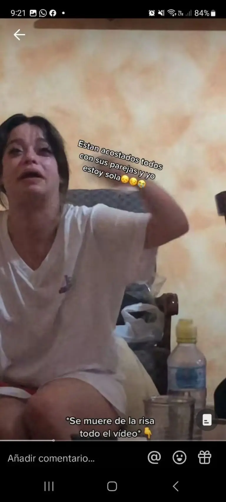 Joven rompe en llanto por su soledad - tomada de video
