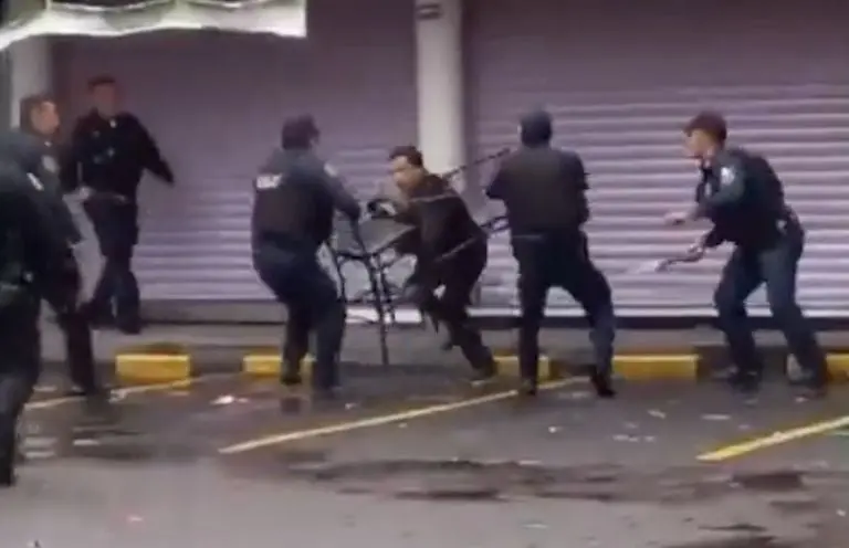 VIDEO: Policías pelean contra hombre armado con cuchillos en Tlalpan. Foto: Especial