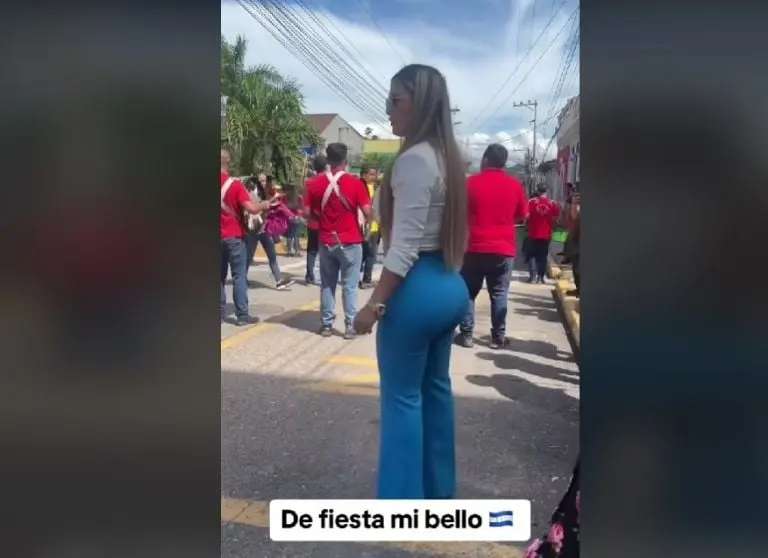 Maestra en desfile escolar (TikTok)