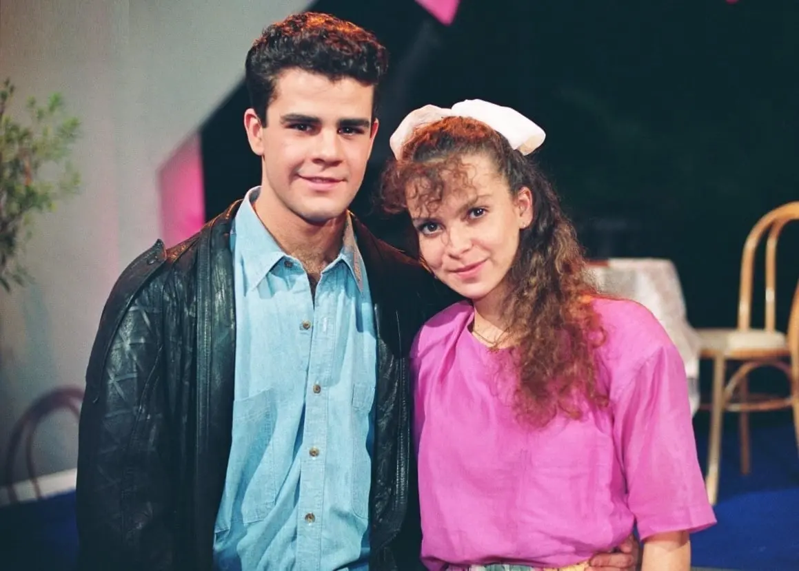 Alcanzar una estrella fue una popular telenovela de 1990, protagonizada por Eduardo Capetillo y Mariana Garza. La historia gira alrededor de Lorena, una joven que vive enamorada de un actor de telenovelas a quien le escribe cartas an&oacute;nimas y con el tiempo terminan enamor&aacute;ndose.