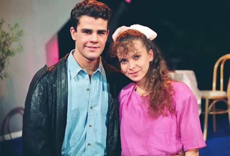 Alcanzar una estrella fue una popular telenovela de 1990, protagonizada por Eduardo Capetillo y Mariana Garza. La historia gira alrededor de Lorena, una joven que vive enamorada de un actor de telenovelas a quien le escribe cartas an&oacute;nimas y con el tiempo terminan enamor&aacute;ndose.