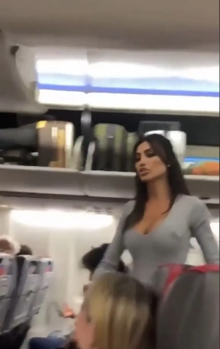 Influencer agrede a pasajeros y la expulsan - Tomada de video