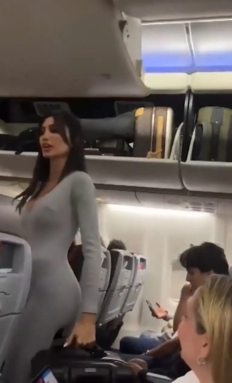 Influencer agrede a pasajeros y la expulsan - Tomada de video