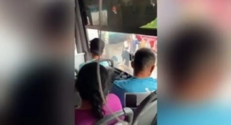 Mujer se pelea con pasajeros por asiento Créditos: Captura de pantalla