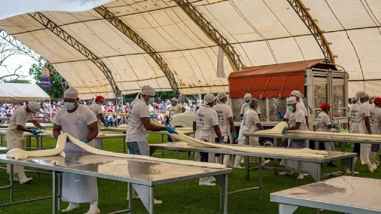 Más de 80 trabajadores participaron en la elaboración de quesillo Créditos: Especial