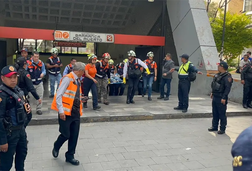 Reportan que tres personas se arrojaron a las vías en el Metro CDMX en San Cosme, Viveros y Barranca del Muerto. Reportan que tres personas se arrojaron a las vías en el Metro CDMX en San Cosme, Viveros y Barranca del Muerto.