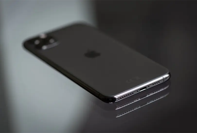 Adolescente encuentra Iphone en ba&ntilde;o de avi&oacute;n; familia acusa a personal de intentar grabarlaP