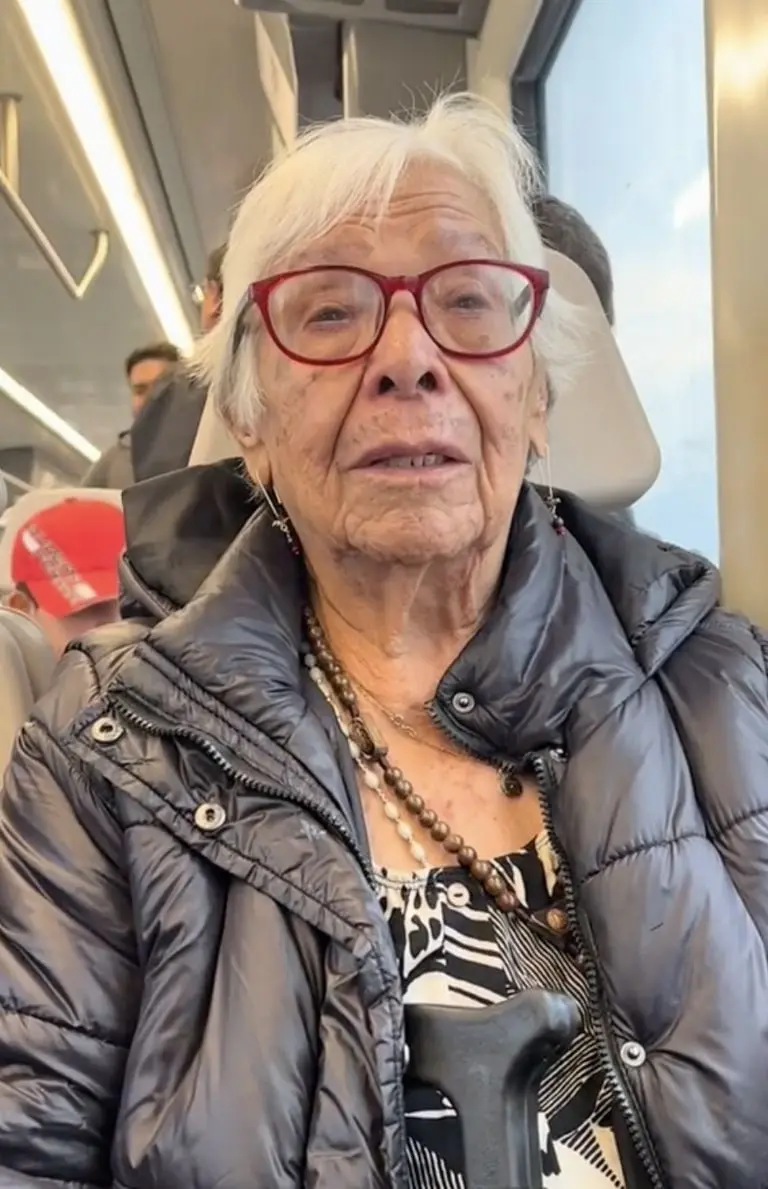 VIDEO: Abuelita llora por subirse al Tren Interurbano, 50 años después del último tren. Foto: Rafael Montiel Ortiz