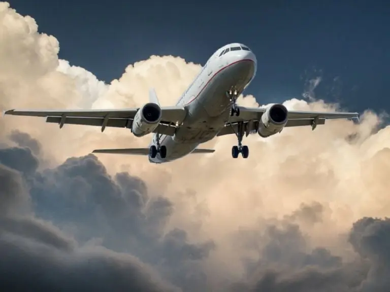 Adolescente encuentra Iphone en el baño de avión - Pexels