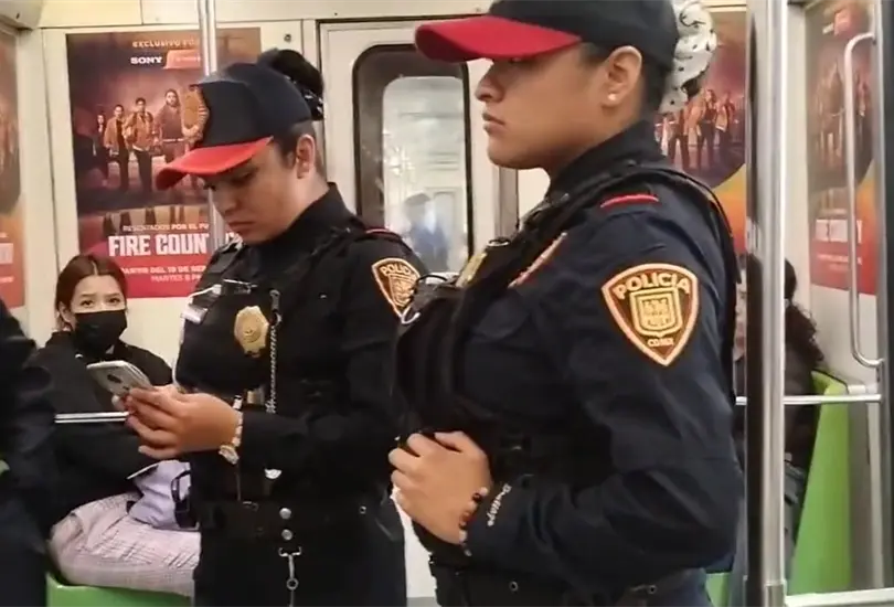 Cuatro j&oacute;venes fueron esposadas dentro de un vag&oacute;n del Metro de la Ciudad de M&eacute;xico por uniformadas pertenecientes a la Polic&iacute;a Bancaria e Industrial (PBI) por quedarse dormidas