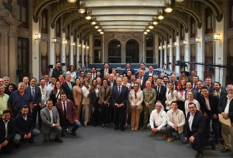 En el encuentro en Palacio Nacional estuvieron presentes también integrantes del gabinete del gobierno federal. En el encuentro en Palacio Nacional estuvieron presentes también integrantes del gabinete del gobierno federal.