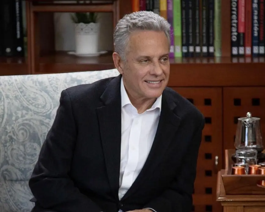 Ahora tiene 58 a&ntilde;os, es padre de una hija y est&aacute; casado con la actriz Cinthia Aparicio. Ha trabajado en telenovelas como Vencer la ausencia y Si nos dejan.