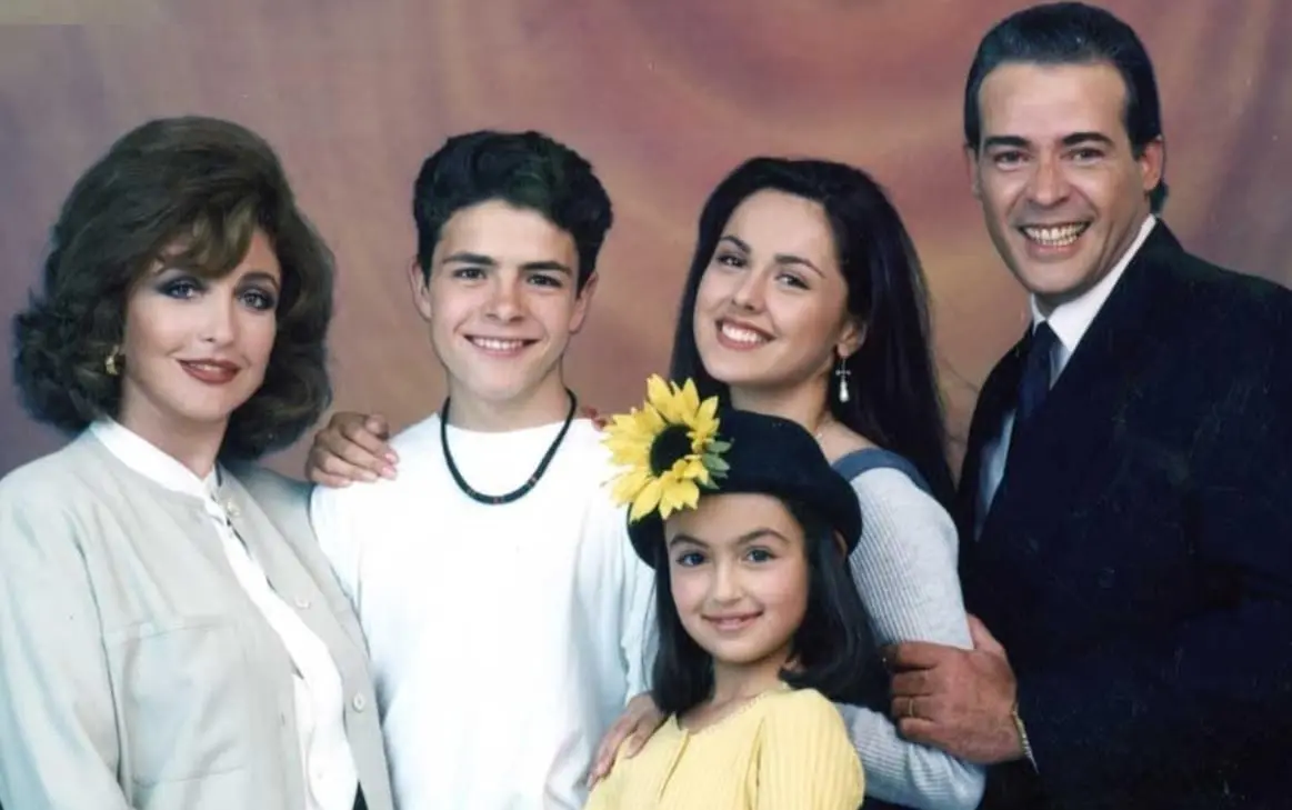 Agujetas de color de rosa fue una telenovela de 1994 que marc&oacute; a varias generaciones. La historia gira alrededor de Elisa, una mujer que tiene que sacar adelante a sus tres hijos luego de que su esposo muere y su suegra les quita su herencia; mientras que su hija Paola se refugia en el patinaje y ah&iacute; encuentra el amor.