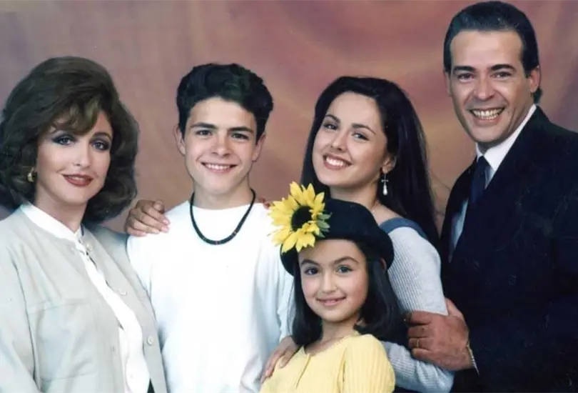 Agujetas de color de rosa fue una telenovela de 1994 que marc&oacute; a varias generaciones. La historia gira alrededor de Elisa, una mujer que tiene que sacar adelante a sus tres hijos luego de que su esposo muere y su suegra les quita su herencia; mientras que su hija Paola se refugia en el patinaje y ah&iacute; encuentra el amor.