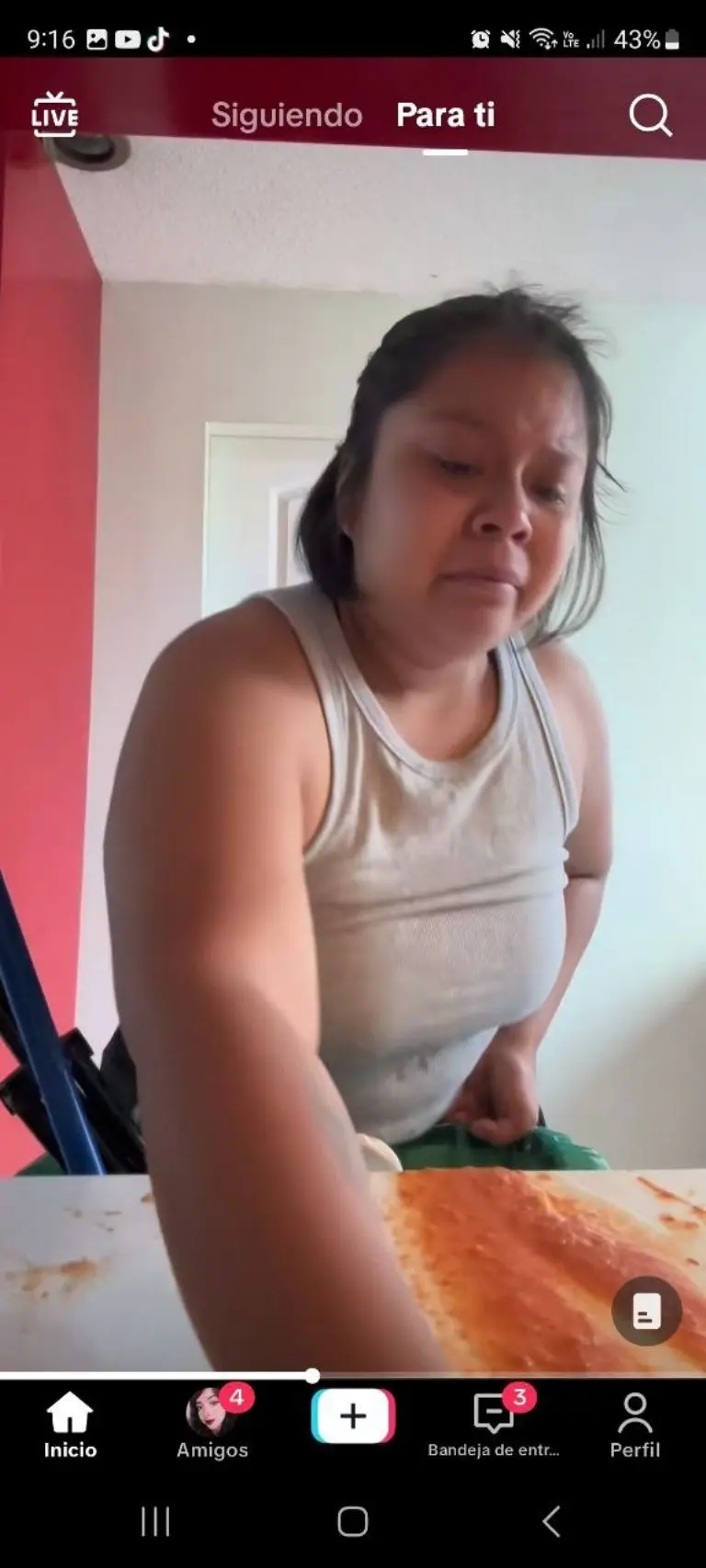 Ama de casa llora por no lograr hacer la comida - Tomada de video