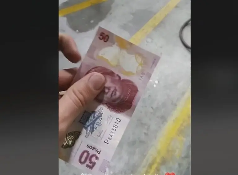 Despachador de gasolinera muestra sus propinas (TikTok)