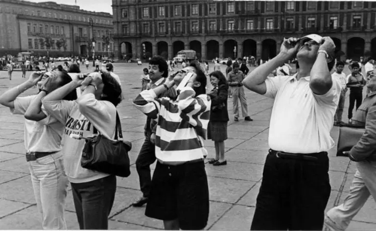 Eclipse Solar en México: ¿Cuándo y dónde ver el eclipse en la CDMX? Foto: Gente viendo eclipse en el Zócalo, Archivo
