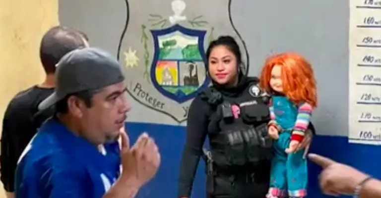 ¡Detienen a Chucky en Coahuila! Sujeto lo utilizaba para intimidar y pedir dinero Créditos: Captura de video