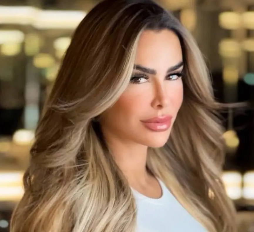 En el libro 'Emma y las otras señoras del narco', se señala que Ninel Conde mantuvo una relación con Arturo Beltrán Leyva y fue 'rifada' por 300 mil dólares entre líderes del narco. Motivo por el cual la actriz demandó a Hernández.