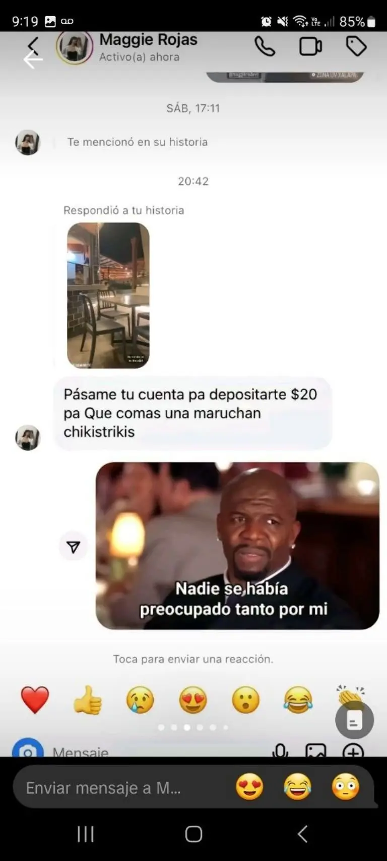Maestra recibe dinero de sus amigos - Tomada de video