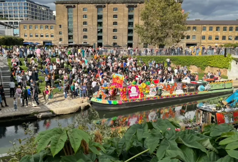 En un emocionante evento que marc&oacute; la celebraci&oacute;n de los 200 a&ntilde;os de amistad entre M&eacute;xico y el Reino Unido, una tradicional trajinera de Xochimilco naveg&oacute; por los canales de Londres