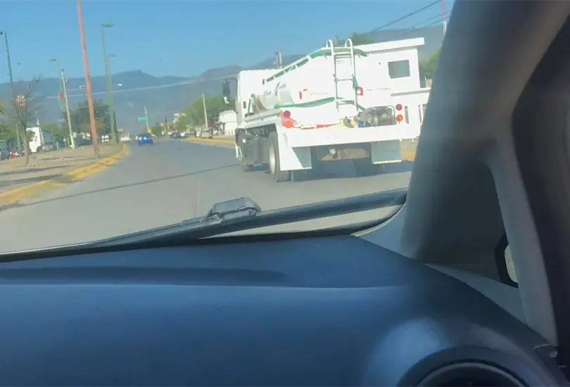 El operador de una pipa se hizo viral en redes sociales luego de que ayudara a un hombre que se dedica a limpiar vidrios en Ciudad Victoria El operador de una pipa se hizo viral en redes sociales luego de que ayudara a un hombre que se dedica a limpiar vidrios en Ciudad Victoria