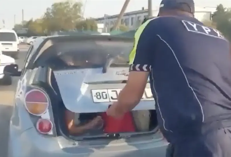 Maestra de guardería fue detenida por llevar 25 niños en su automóvil Spark. Maestra de guardería fue detenida por llevar 25 niños en su automóvil Spark.