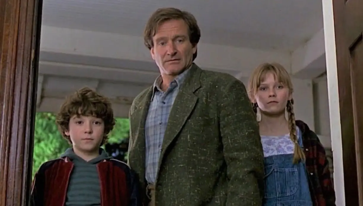 Jumanji fue una película de fantasía de 1995 que sigue a Judy y Peter, dos niños que se mudan a vivir con su tía tras la muerte de sus padres, pero en la casa encuentran un juego de mesa mágico que libera los peligros de la selva y la única forma de salvarse es ganar el juego.