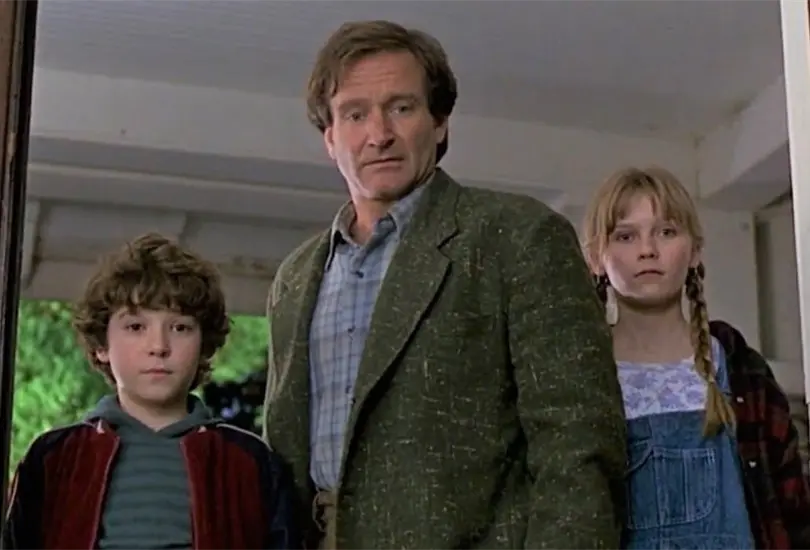 Jumanji fue una pel&iacute;cula de fantas&iacute;a de 1995 que sigue a Judy y Peter, dos ni&ntilde;os que se mudan a vivir con su t&iacute;a tras la muerte de sus padres, pero en la casa encuentran un juego de mesa m&aacute;gico que libera los peligros de la selva y la &uacute;nica forma de salvarse es ganar el juego.