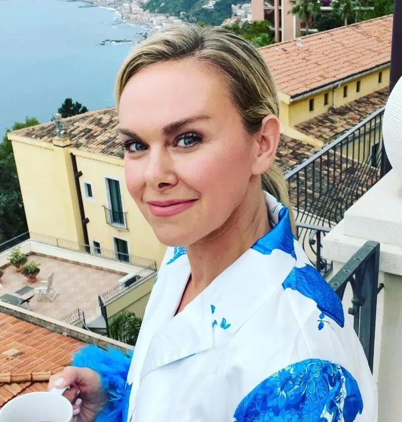 Ahora tiene 42 años y está casada con Thom Hinkle. Ha trabajado en películas como Legalmente rubia y La vida real.