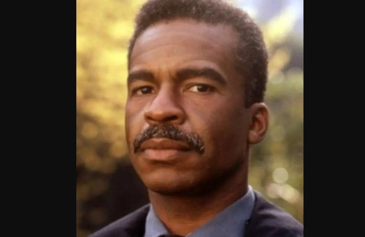 David Alan Grier interpretó al oficial de policía que persigue a Alan