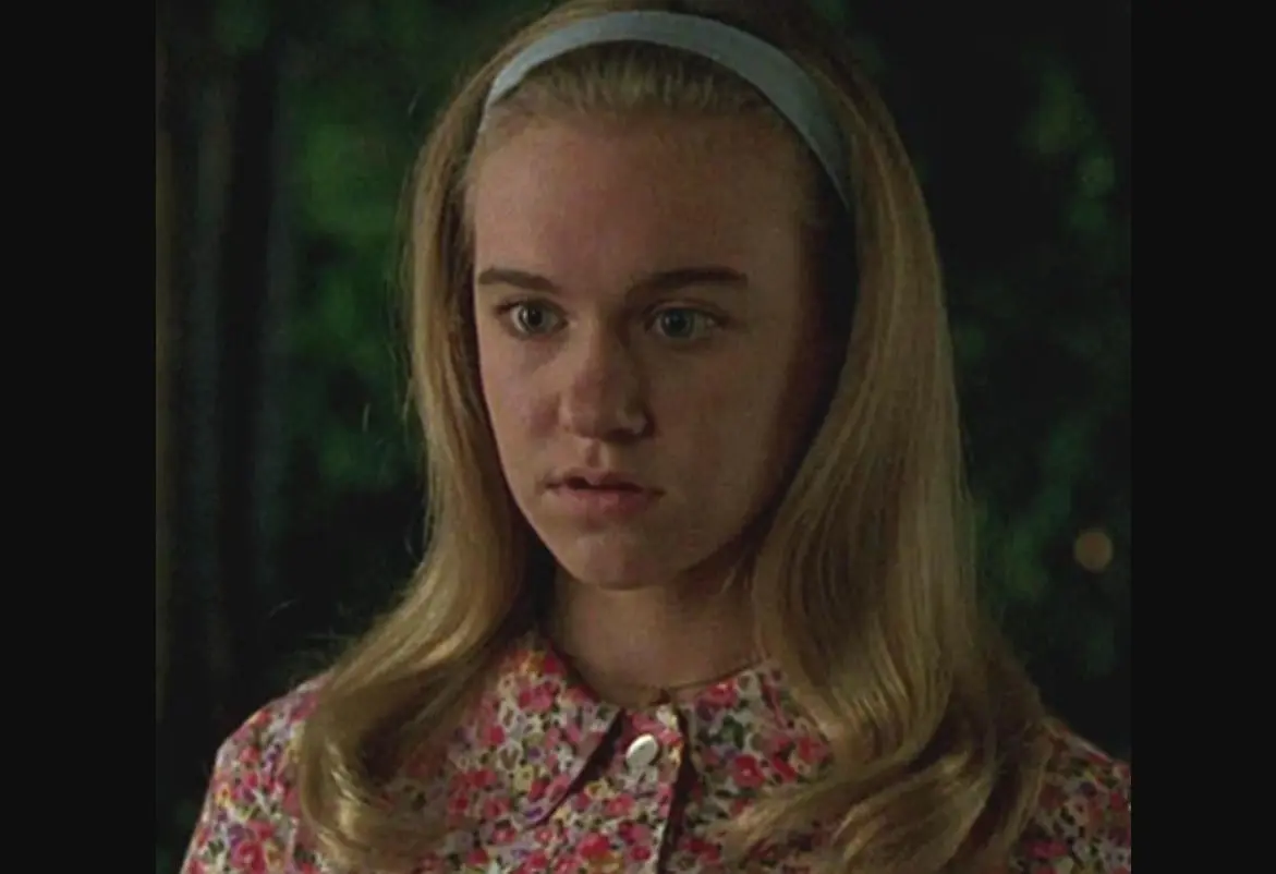 Laura Bell Bundy interpretó a Sarah Whittle de joven, la amiga de Alan