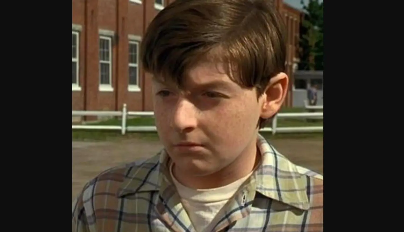 Adam Hann-Byrd interpretó a Alan Parrish de joven