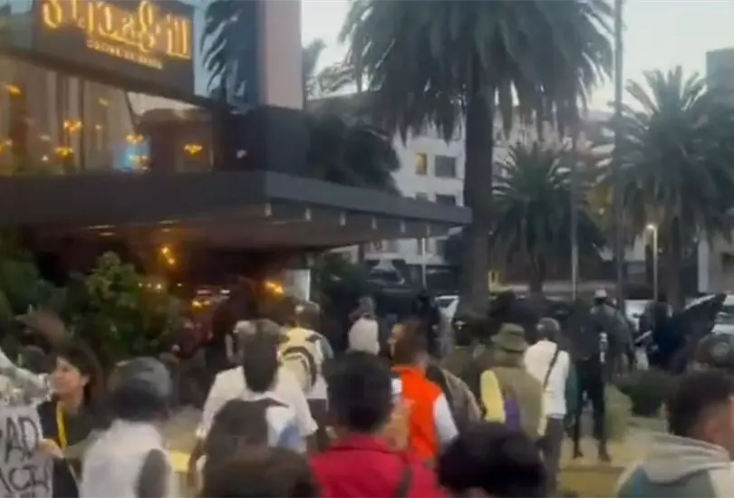 Los encapuchados vandalizaron varios restaurantes sobre Paseo de la Reforma. 