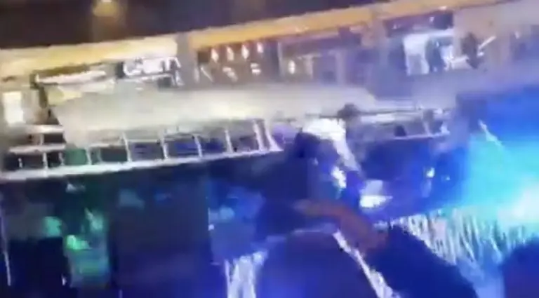 VIDEO: Pared colapsa y aplasta a bailarines durante concierto en Colombia