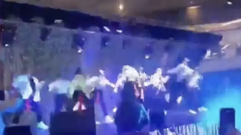 VIDEO: Pared colapsa y aplasta a bailarines durante concierto en Colombia. Foto: Especial