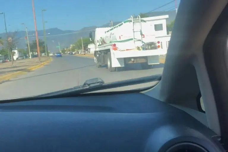 Hombre ayuda a limpia parabrisas - Tomada de Facebook