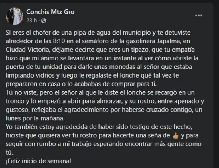 Hombre ayuda a limpia parabrisas - Tomada de Facebook