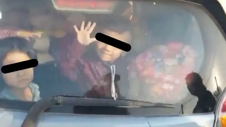 Maestra de guardería fue detenida por llevar 25 niños en su automóvil Spark. Foto: Especial